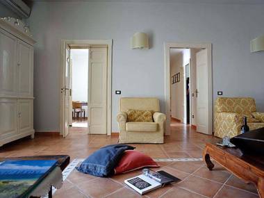 Ancient countryside residence with pool in the heart of the Baroque Sicily.
