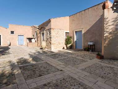 Rustic Farmhouse in Noto with Swimming Pool