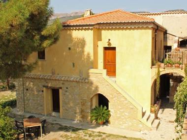 Holiday home on an estate surrounded by citrus and olive trees 7 km from the sea.