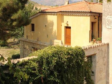 Holiday home on an estate surrounded by citrus and olive trees 7 km from the sea.