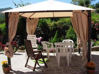 Alluring Holiday Home in Canossa with Pool Garden Barbecue