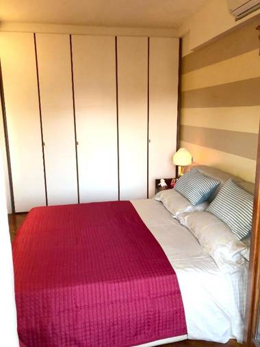 One bedroom appartement with city view enclosed garden and wifi at Monza