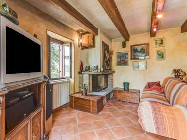 Comfy Holiday Home in Montone with Garden