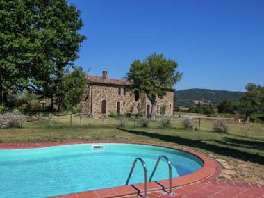 Apartment in a rustic house in the Tuscan hills 20 minutes from the sea
