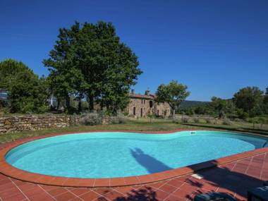 Apartment in a rustic house in the Tuscan hills 20 minutes from the sea