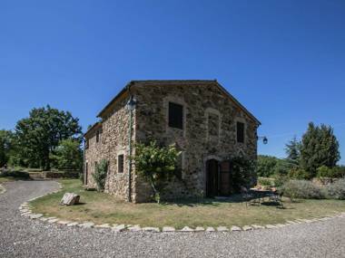 Apartment in a rustic house in the Tuscan hills 20 minutes from the sea