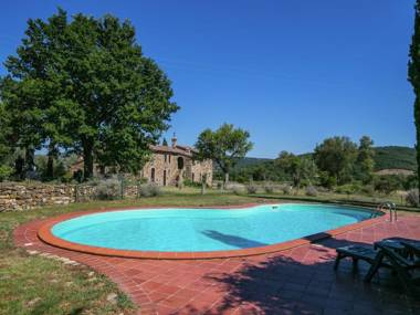 Apartment in a rustic house in the Tuscan hills 20 minutes from the sea