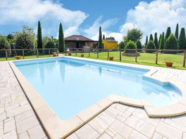 Centrally located holiday home with swimming pool and flowered garden