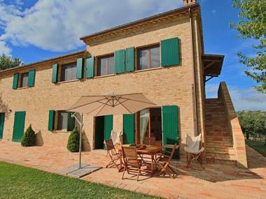 Luxurious Cottage with Swimming Pool in Montelabbate