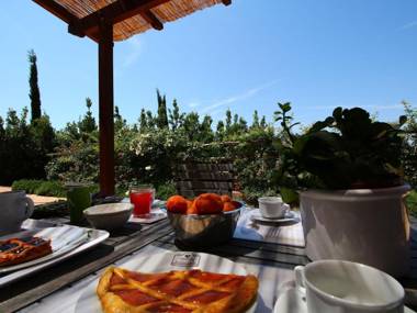 Chic Farmhouse in Montalto di Castro withTerrace