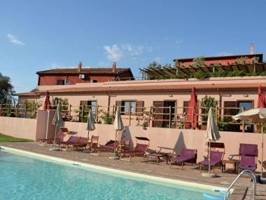 Chic Farmhouse in Montalto di Castro withTerrace