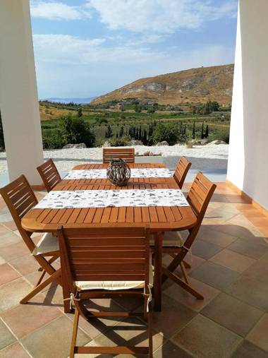 One bedroom appartement with sea view and furnished garden at Montallegro 2 km away from the beach