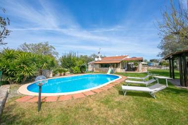 La casa sulla roccia trullo with pool