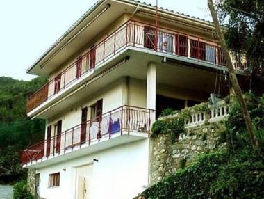 Cozy Holiday Home in Moneglia with Private Garden