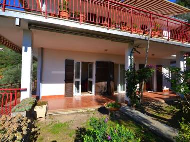 Cozy Holiday Home in Moneglia with Private Garden