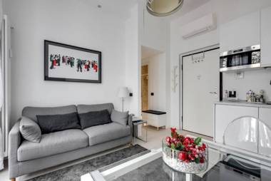 Easylife - L abbraccio dell affascinante P Romana