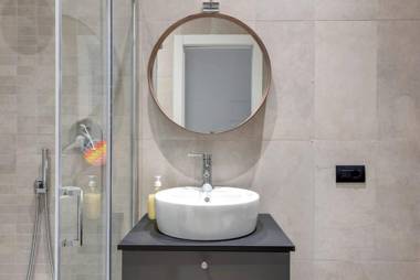 Easylife - L abbraccio dell affascinante P Romana