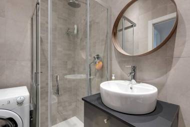 Easylife - L abbraccio dell affascinante P Romana