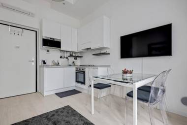 Easylife - L abbraccio dell affascinante P Romana