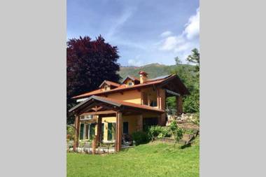 The comfortable house with big pool in the center of Mergozzo