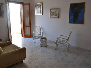 Cosy Apartment Near The Beach With Patio; Pets Allowed; Parking Available