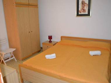 Cosy Apartment Near The Beach With Patio; Pets Allowed; Parking Available