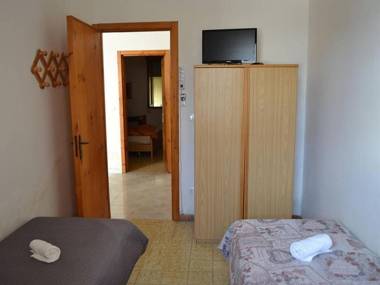 Cosy Apartment Near The Beach With Patio; Pets Allowed; Parking Available