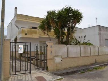 Charming Holiday Home Near The Beach With A Terrace; Parking Available Pets