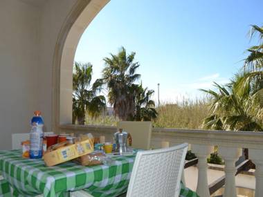 Air-conditioned Apartment Near The Beach With Spacious Balcony & Garden; Pets