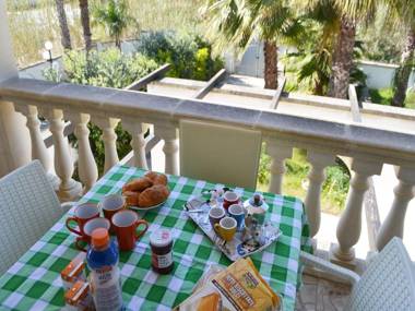 Air-conditioned Apartment Near The Beach With Spacious Balcony & Garden; Pets