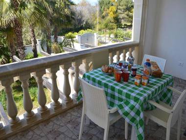 Air-conditioned Apartment Near The Beach With Spacious Balcony & Garden; Pets