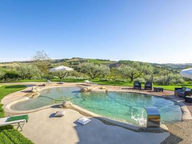 Restful Holiday Home in Fermo with Swimming Pool