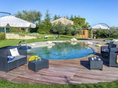 Restful Holiday Home in Fermo with Swimming Pool