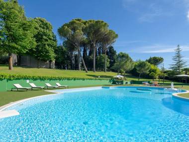 Splendid Villa in Macerata with Pool & Views
