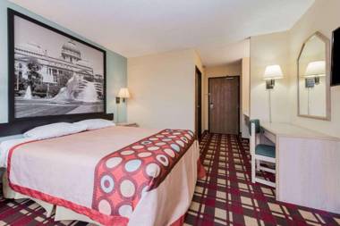 Splendid Villa in Macerata with Pool & Views