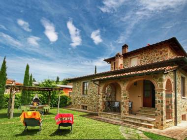 Apartment in Tuscan style with view of the hills and near a village