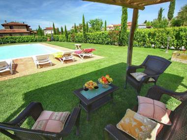 Apartment in Tuscan style with view of the hills and near a village