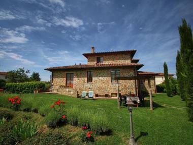Blissful Cottage in Lucignano with Shared Swimming Pool