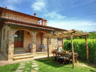 Luxurious Cottage in Lucignano with Pool