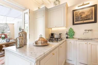 LA CASINA Luxury Apartment inside the Walls of Lucca with Garden airconditioning Wifi