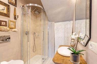 LA CASINA Luxury Apartment inside the Walls of Lucca with Garden airconditioning Wifi