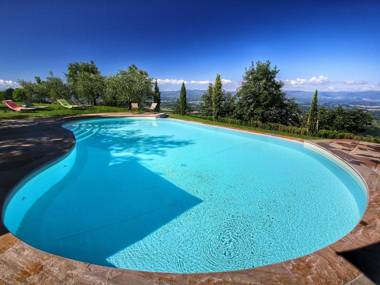 Majestic Farmhouse in Loro Ciuffenna with Pool