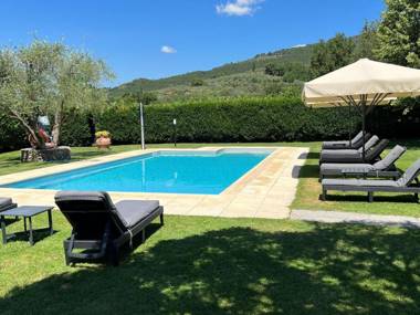Luring Villa in Tuscany hills with Barbecue