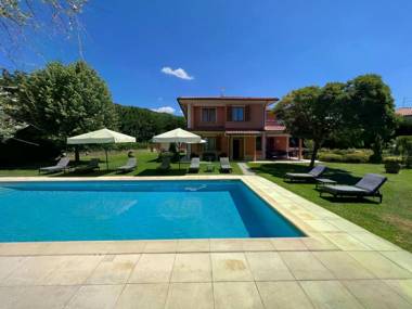 Luring Villa in Tuscany hills with Barbecue
