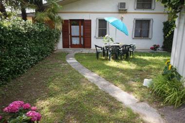 Lovely semi-detached villa with private garden