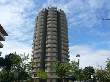 Very nice studio on the first floor with swimming pool and sea view