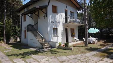 Beautiful three-room apartment on the first floor of a villa with garden