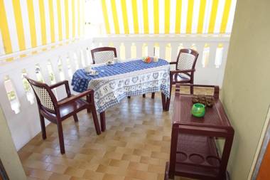 Charming three-room apartment with terrace with deckchairs and side sea view