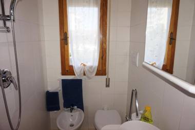 Charming three-room apartment with terrace with deckchairs and side sea view