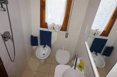 Charming three-room apartment with terrace with deckchairs and side sea view